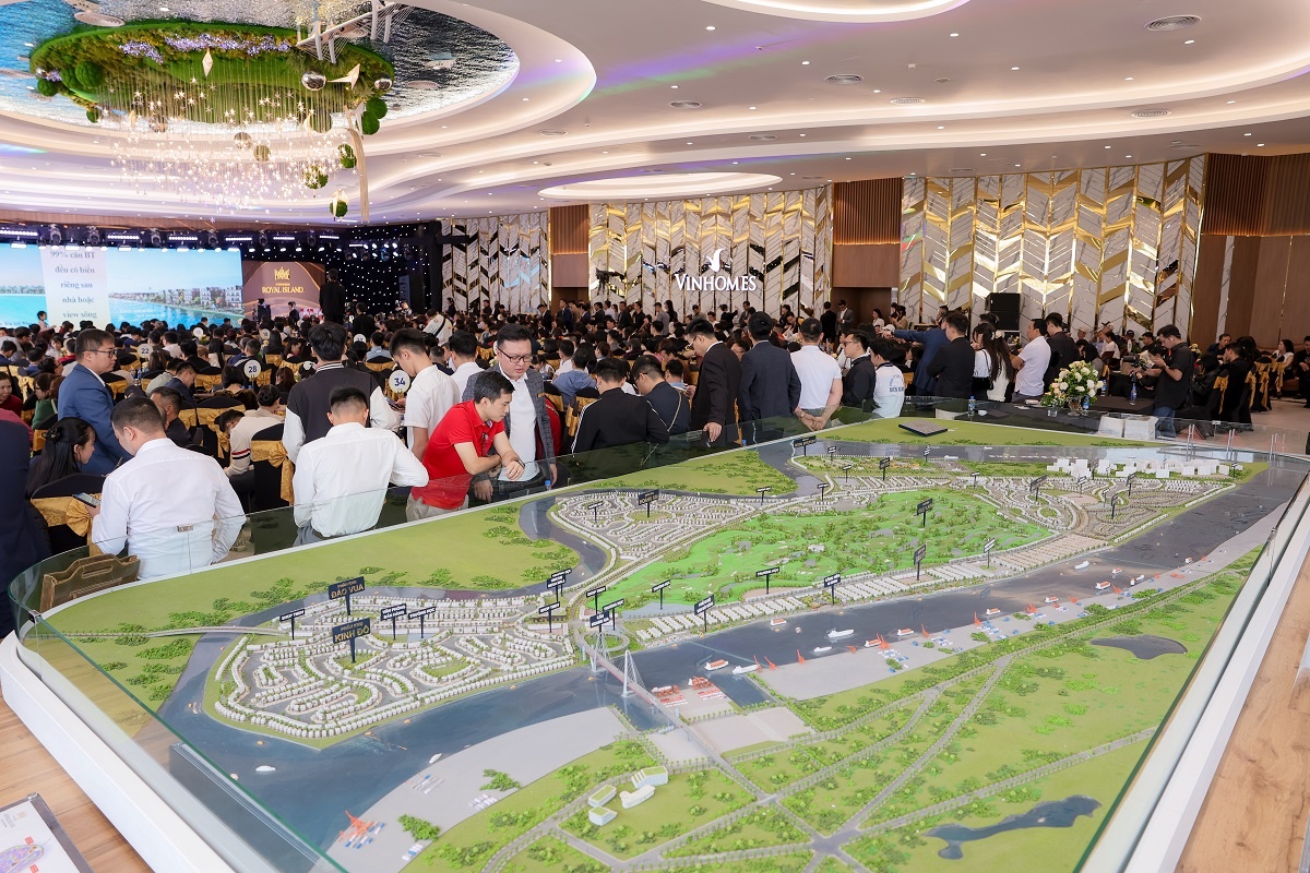 Vinhomes Royal Island trải thảm đỏ đón nhà đầu