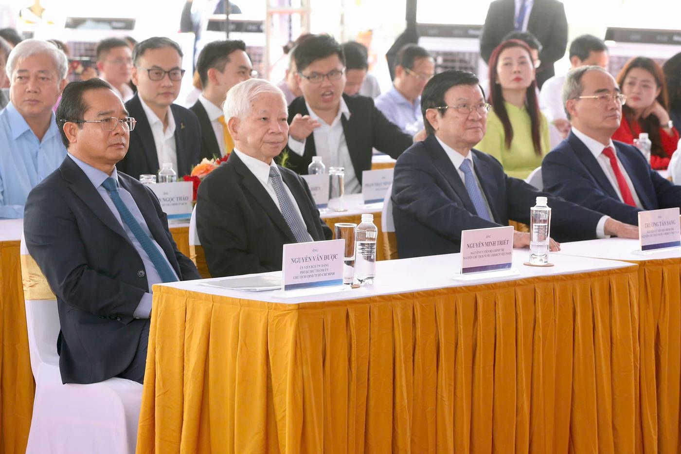 Từ bên trái qua: Ông Nguyễn Văn Được - Chủ tịch UBND TP HCM; ông Nguyễn Minh Triết - nguyên Chủ tịch nước; ông Trương Tấn Sang - nguyên Chủ tịch nước; ông Nguyễn Thiện Nhân - nguyên Bí thư Thành ủy TP HCM.