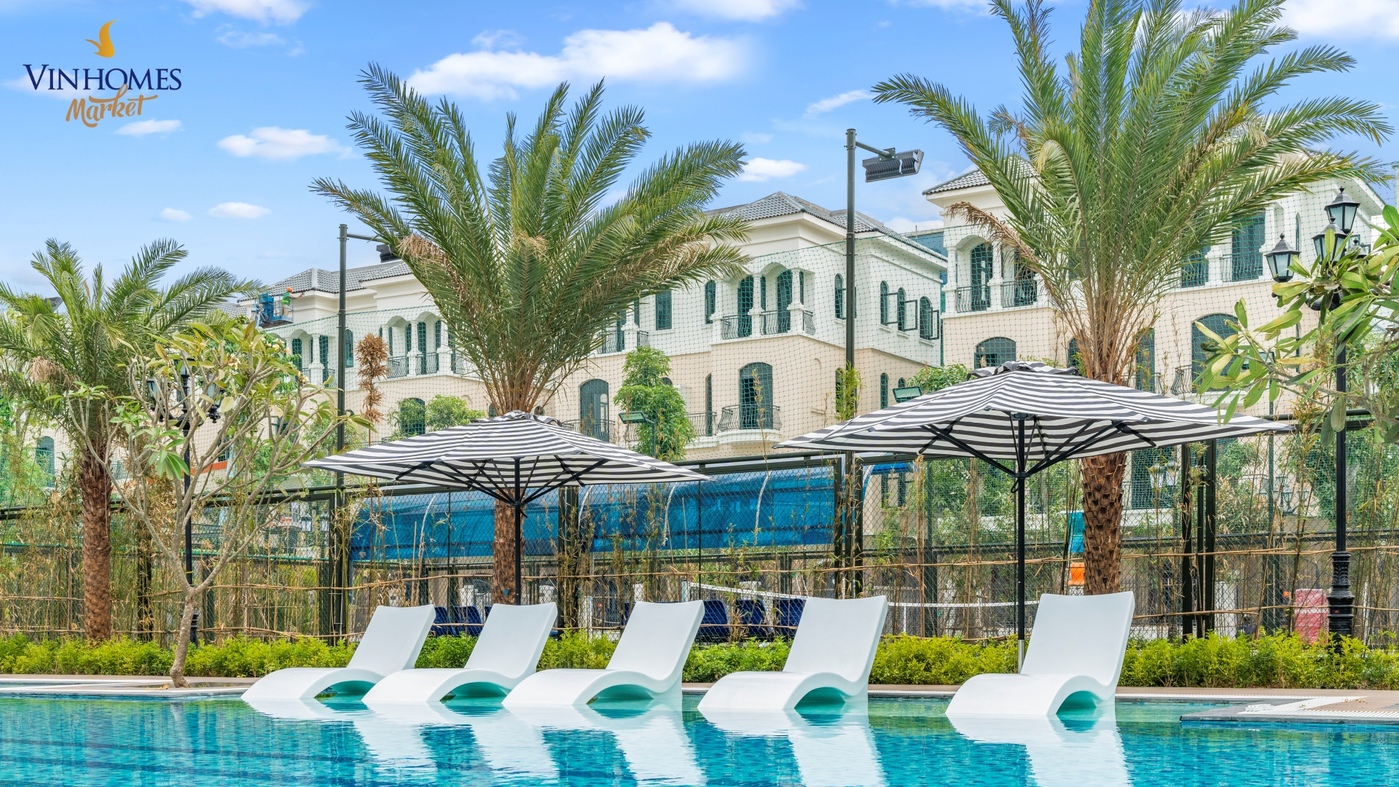 Hệ thống ghế nằm và ô che nắng của bể bơi chuẩn resort.