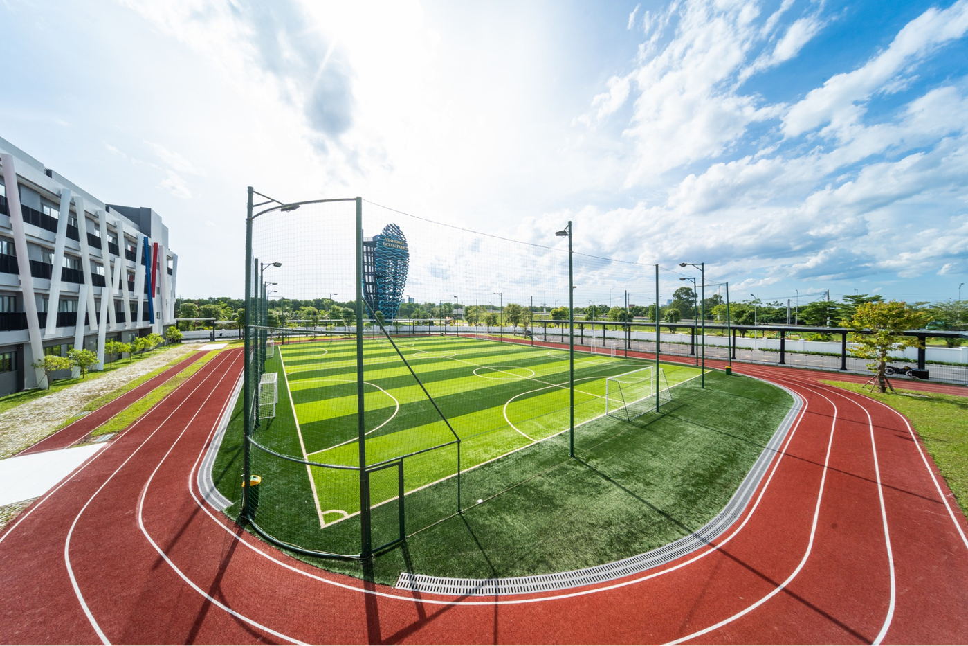 Sân bóng đá, bóng rổ, và khu vận động đa năng: Tạo cơ hội cho học sinh tham gia các hoạt động thể thao và rèn luyện sức khỏe.