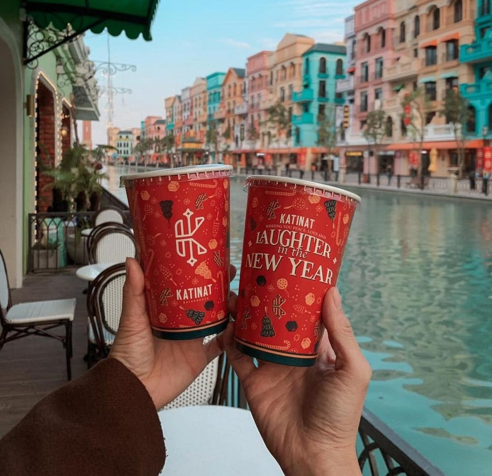 Katinat Kafe nằm cạnh dòng sông Venice thơ mộng (Nguồn: VinWonders)