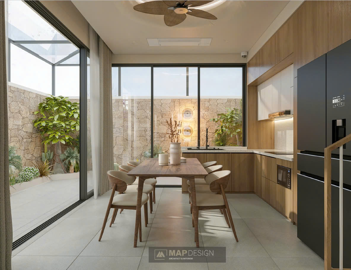 Thiết kế phòng bếp với tường kính thông với sân vườn mang lại cảm giác thoáng đãng.