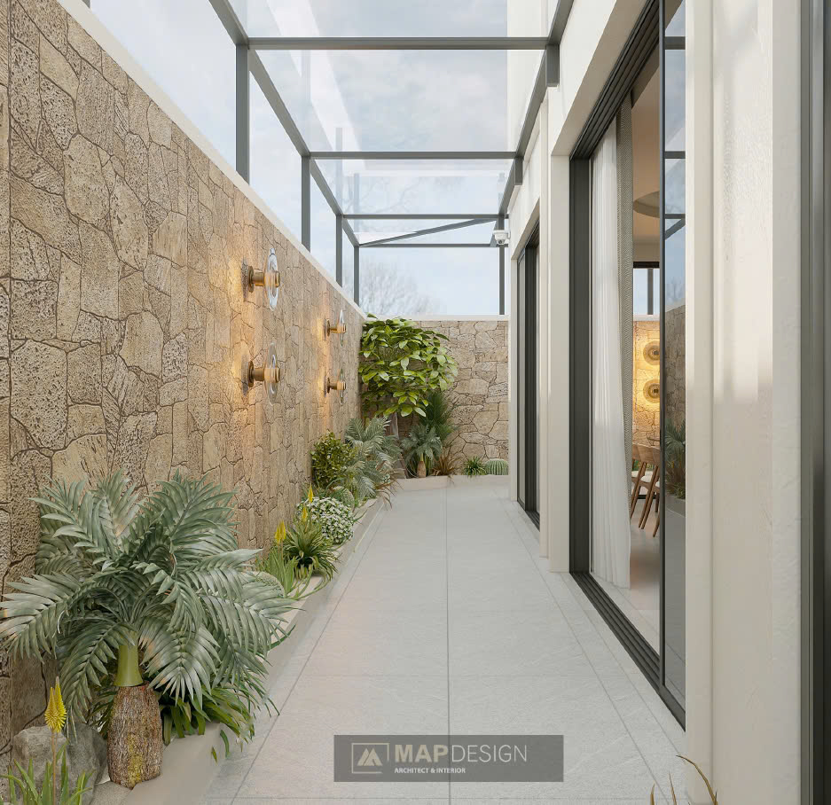 Phần xẻ khe của ngôi nhà được thiết kế thành sân vườn mini.