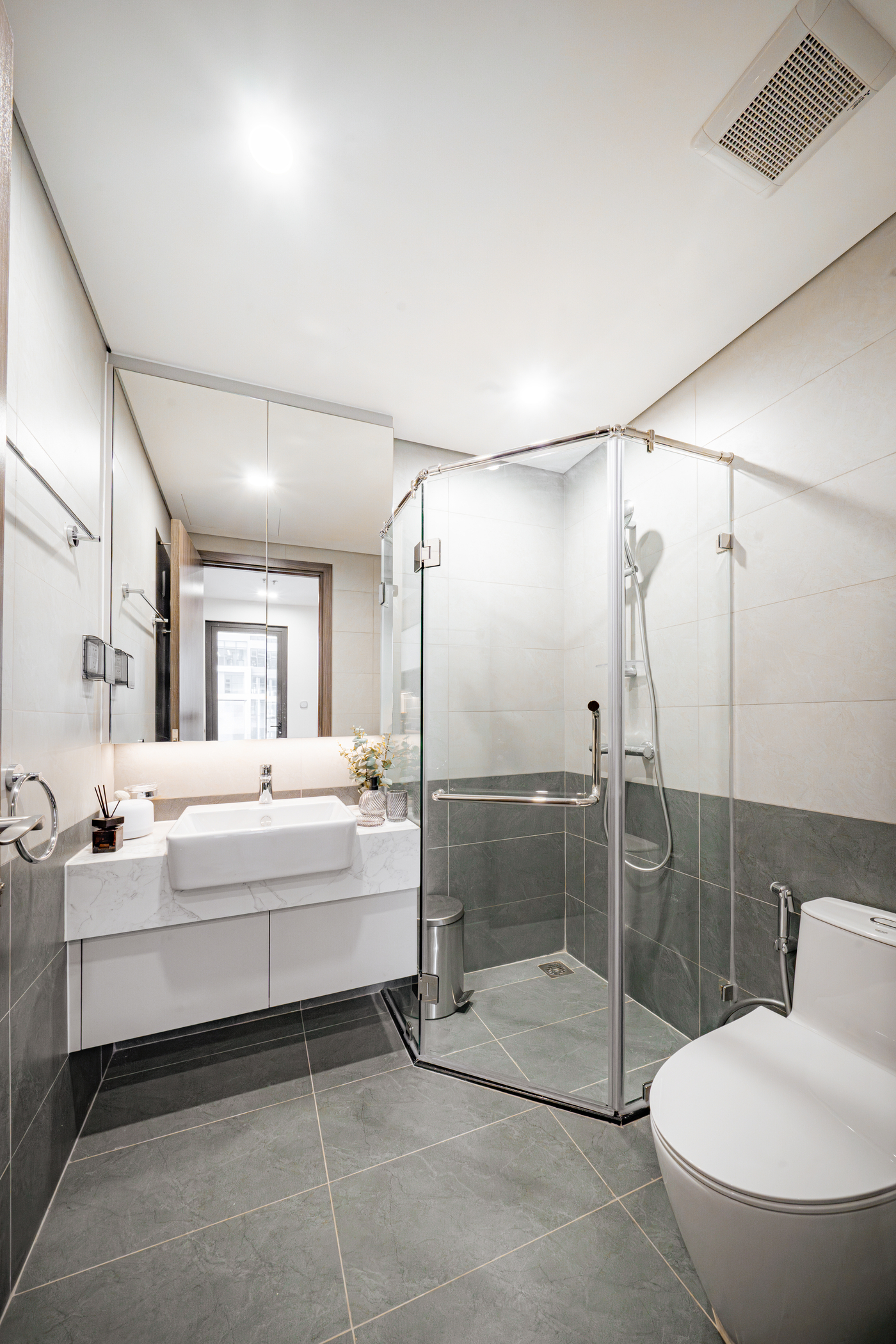 Vách kính trong khu vực tắm đứng không chỉ giúp phân tách không gian khô – ướt một cách khoa học (Hình ảnh chỉ mang tính chất minh họa)