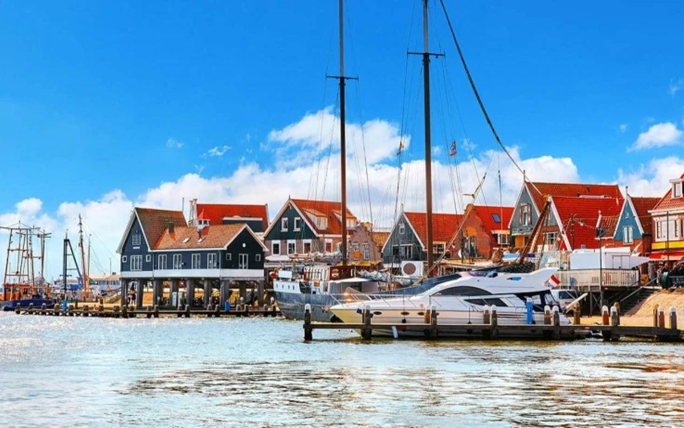 Những tuyến đê lấn biển giúp Volendam (Hà Lan) phát triển du lịch một cách mạnh mẽ.