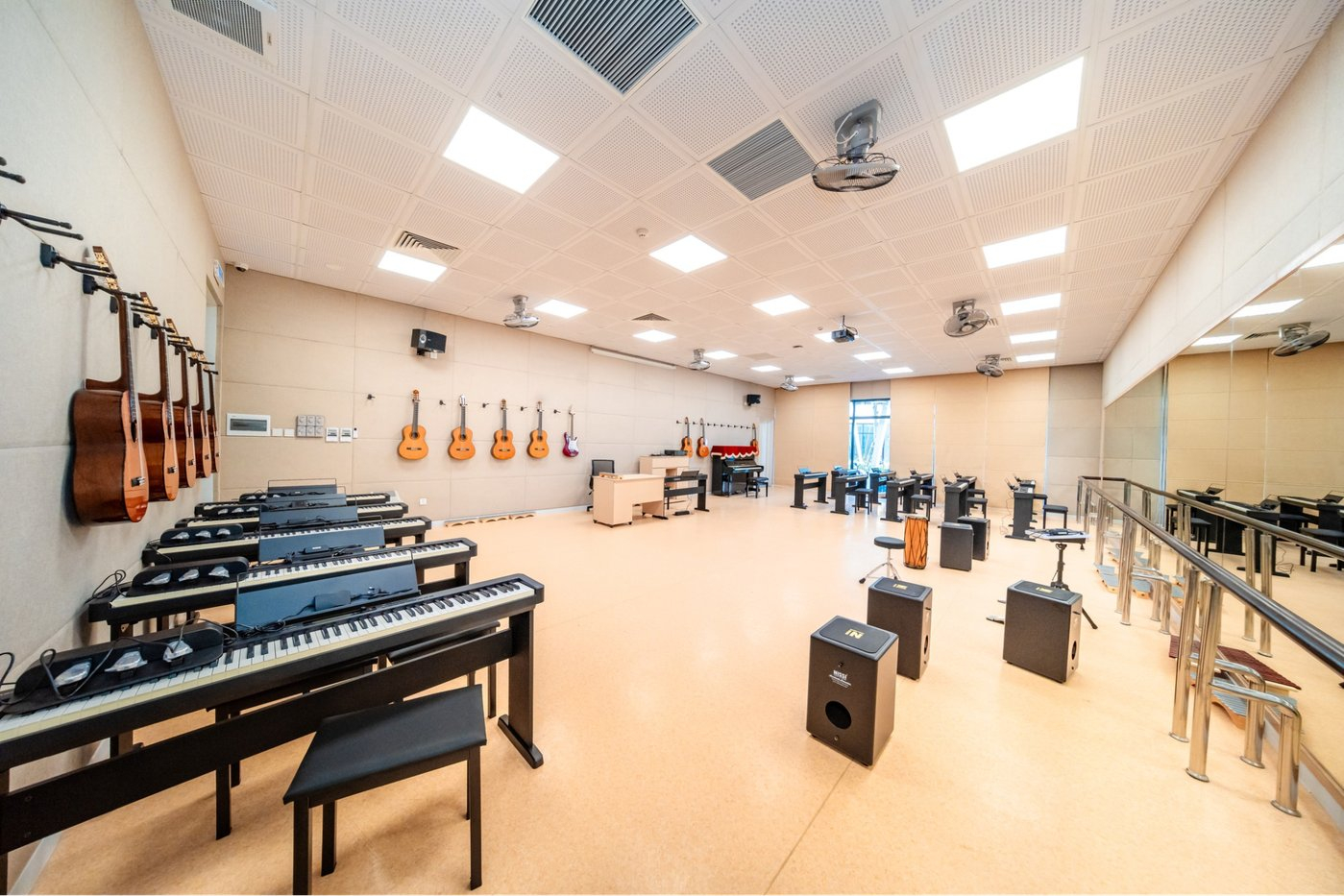 Cơ sở vật chất đầy đủ, đáp ứng mọi nhu cầu trong giảng dạy, học tập của giáo viên và học sinh.