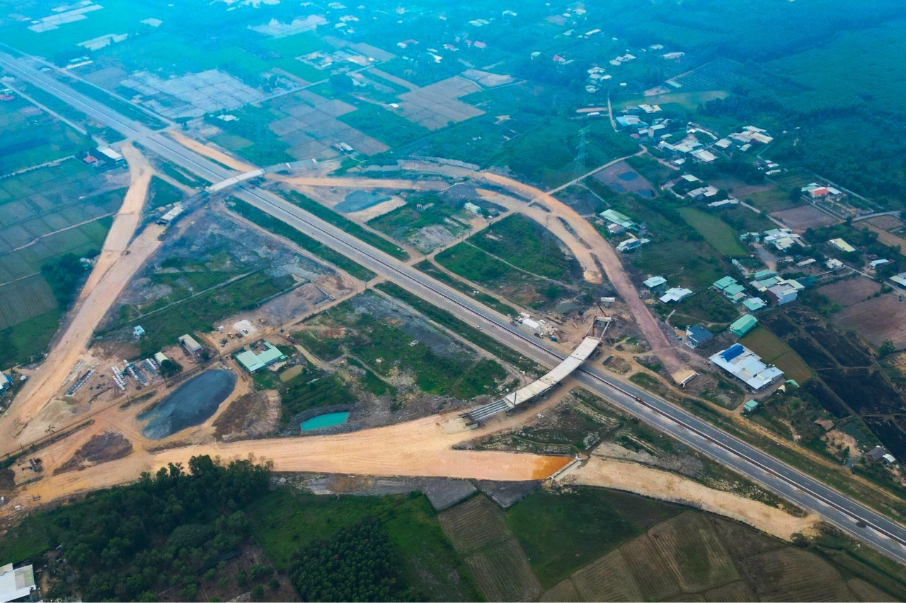 Cao tốc Bến Lức - Long Thành dài hơn 57km được đầu tư với khoảng vốn lên đến 30.000 tỷ đồng, đầy là một trong những dự án giao thông trọng điểm khu vực phía Nam.