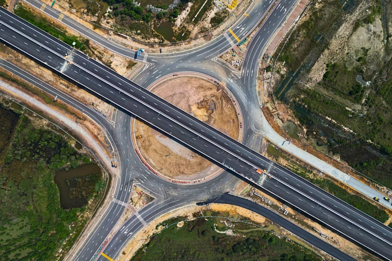 Tại nút giao giữa cao tốc Bến Lức - Long Thành với Vành đai 3 TPHCM, hình hài công trình đang dần rõ nét. Cầu vượt đã lao dầm, nhà thầu tiếp tục thi công đường dẫn để kết nối công trình.