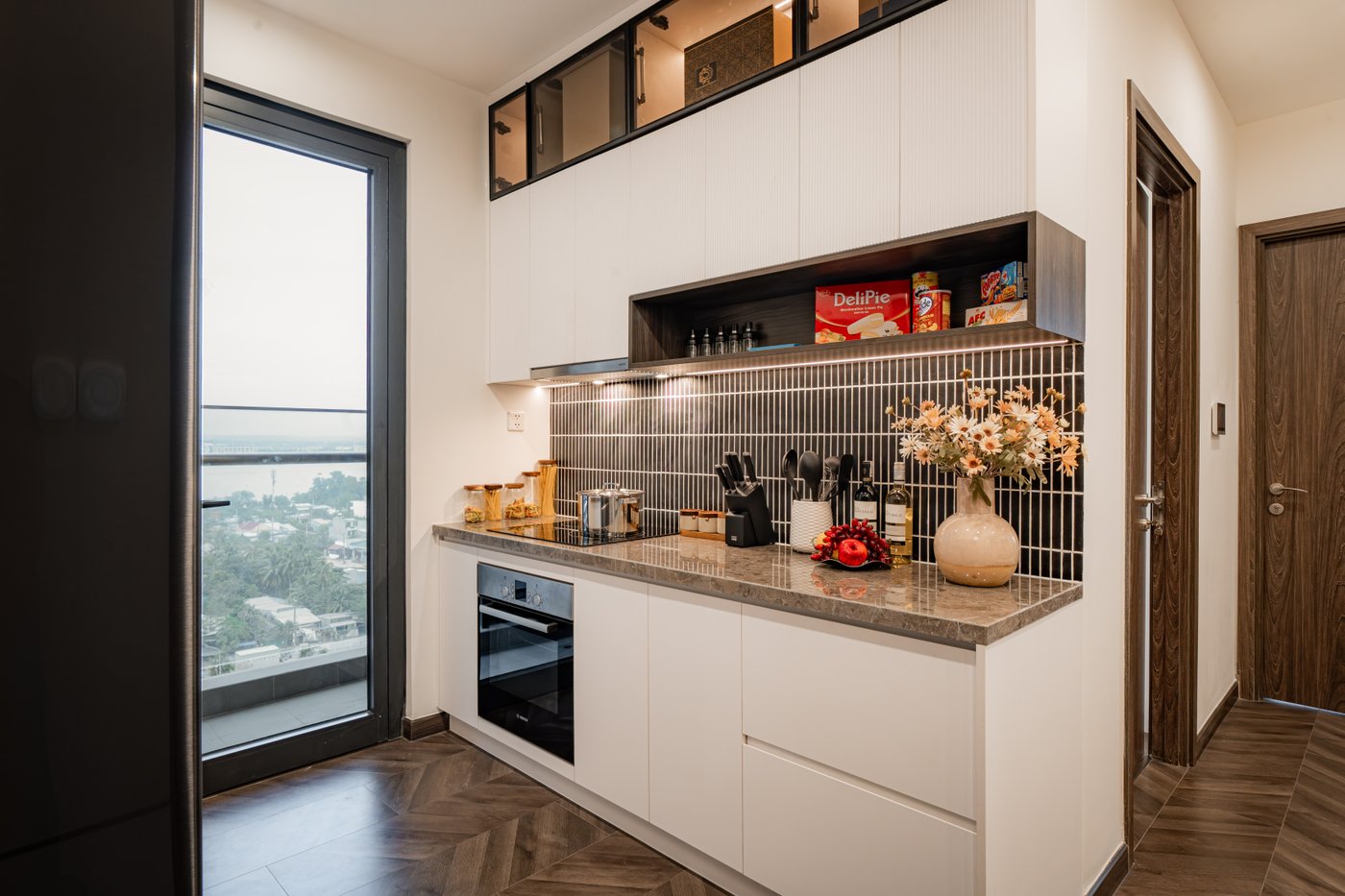 Không gian bếp của các căn hộ tại The Opus One được chủ đầu tư Vinhomes trang bị hệ thống bếp, mặt bếp, chậu rửa đến từ những thương hiệu