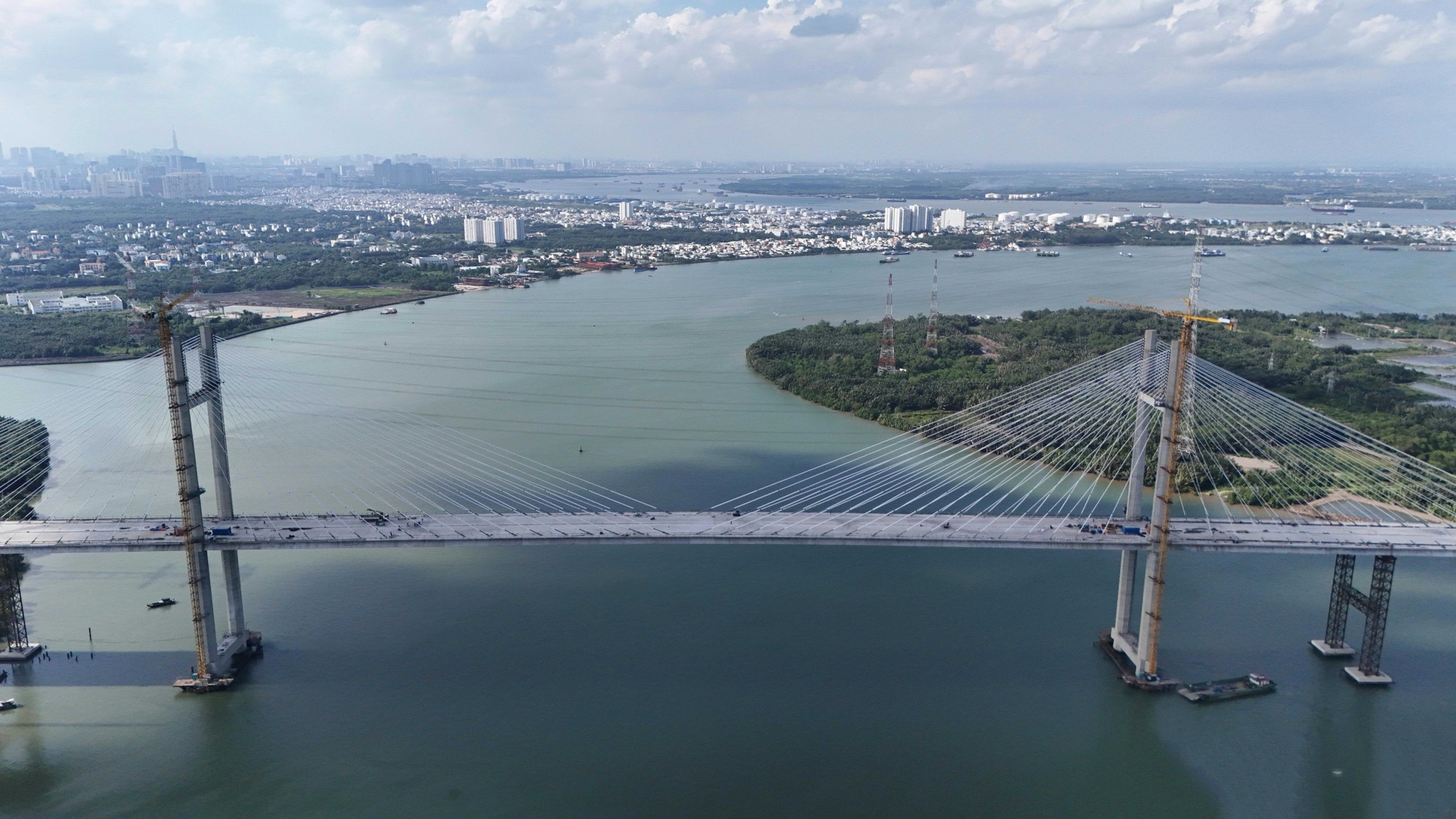 Cầu Bình Khánh trên cao tốc Bến Lức - Long Thành cơ bản hoàn thành sau 10 năm, nối Nhà Bè và Cần Giờ qua sông Soài Rạp, vốn hơn 2.800 tỷ đồng. Công trình từng dừng thi công từ 2018, khởi động lại tháng 10/2023.