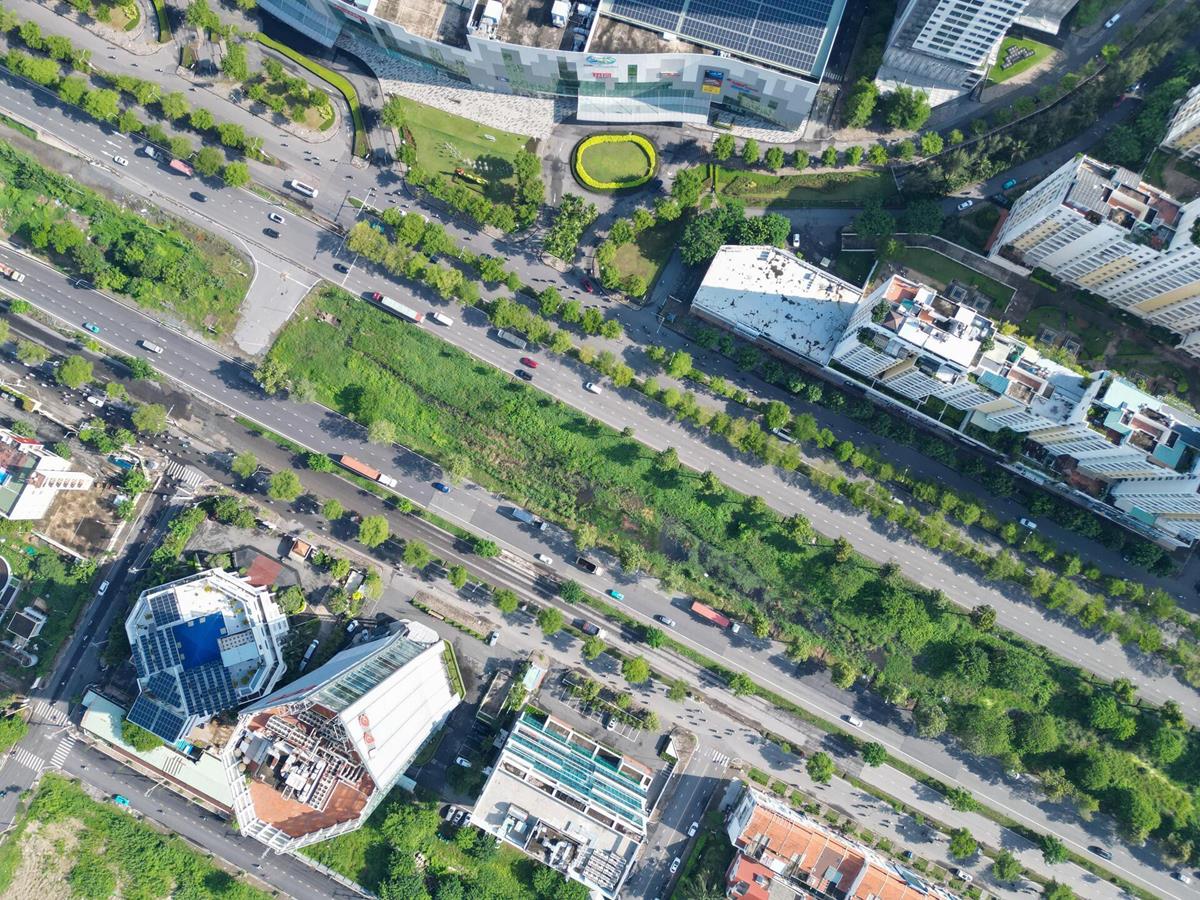 Theo đề xuất, tuyến Metro Cần Giờ được thiết kế hoàn toàn trên cao, bắt đầu từ đường Nguyễn Văn Linh (đoạn giữa nút giao Nguyễn Thị Thập và Lý Phục Man, quận 7 cũ), đi qua khu đô thị Phú Mỹ Hưng, địa bàn Nhà Bè cũ, vượt sông Soài Rạp và kết thúc tại Khu đô thị lấn biển Cần Giờ.