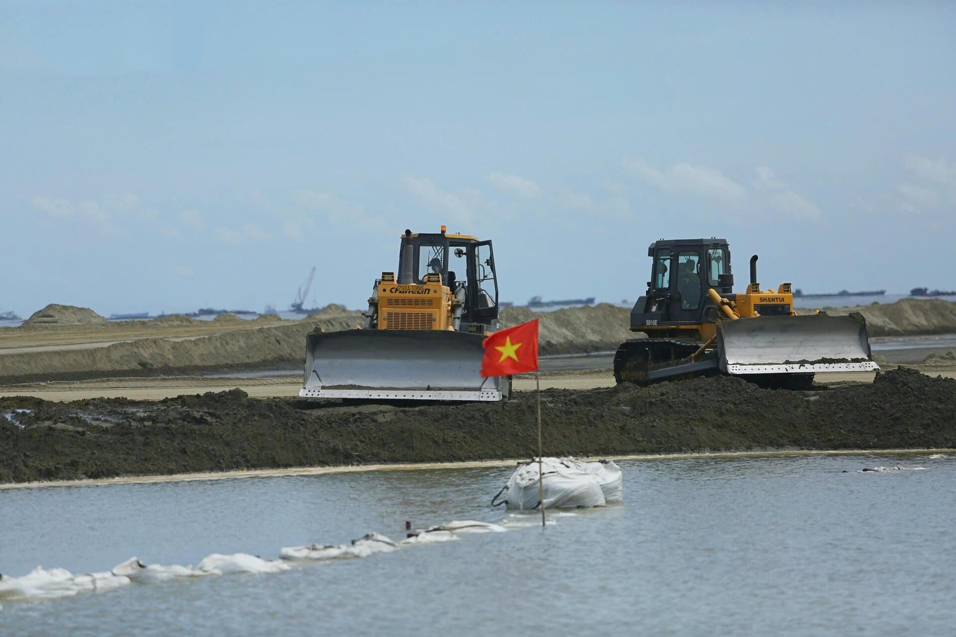 Điểm cuối của tuyến Metro được quy hoạch tại cổng dự án Vinhomes Green Paradise Cần Giờ – khu đô thị lấn biển có quy mô gần 2.900 ha, tổng vốn đầu tư khoảng 10 tỷ USD do Tập đoàn Vingroup phát triển. Khi hoàn thành, tuyến Metro tốc độ cao kết nối trực tiếp với siêu dự án này sẽ tạo ra hệ sinh thái giao thông - đô thị - du lịch đồng bộ, mở ra cơ hội phát triển mạnh mẽ cho khu vực.