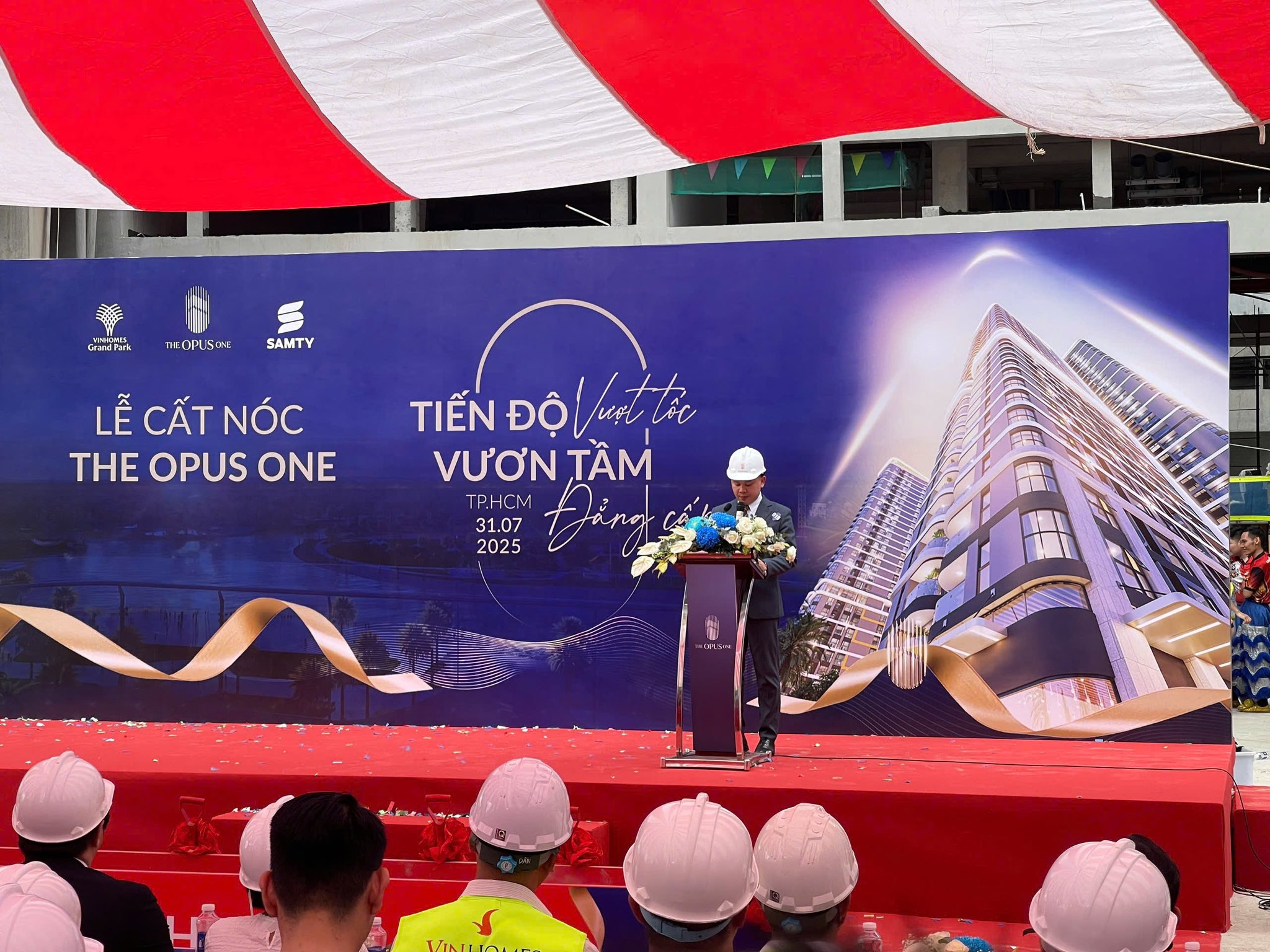 Vào sáng ngày 31/07/2025, lễ cất nóc hai tòa tháp OS2 và OS3 thuộc phân khu The Opus One tại Đô thị Vinhomes Grand Park đã diễn ra, đánh dấu sự hoàn tất của hai toà căn hộ trung tâm, mình chứng rõ ràng cam kết tiến độ, chất lượng của Chủ đầu tư.