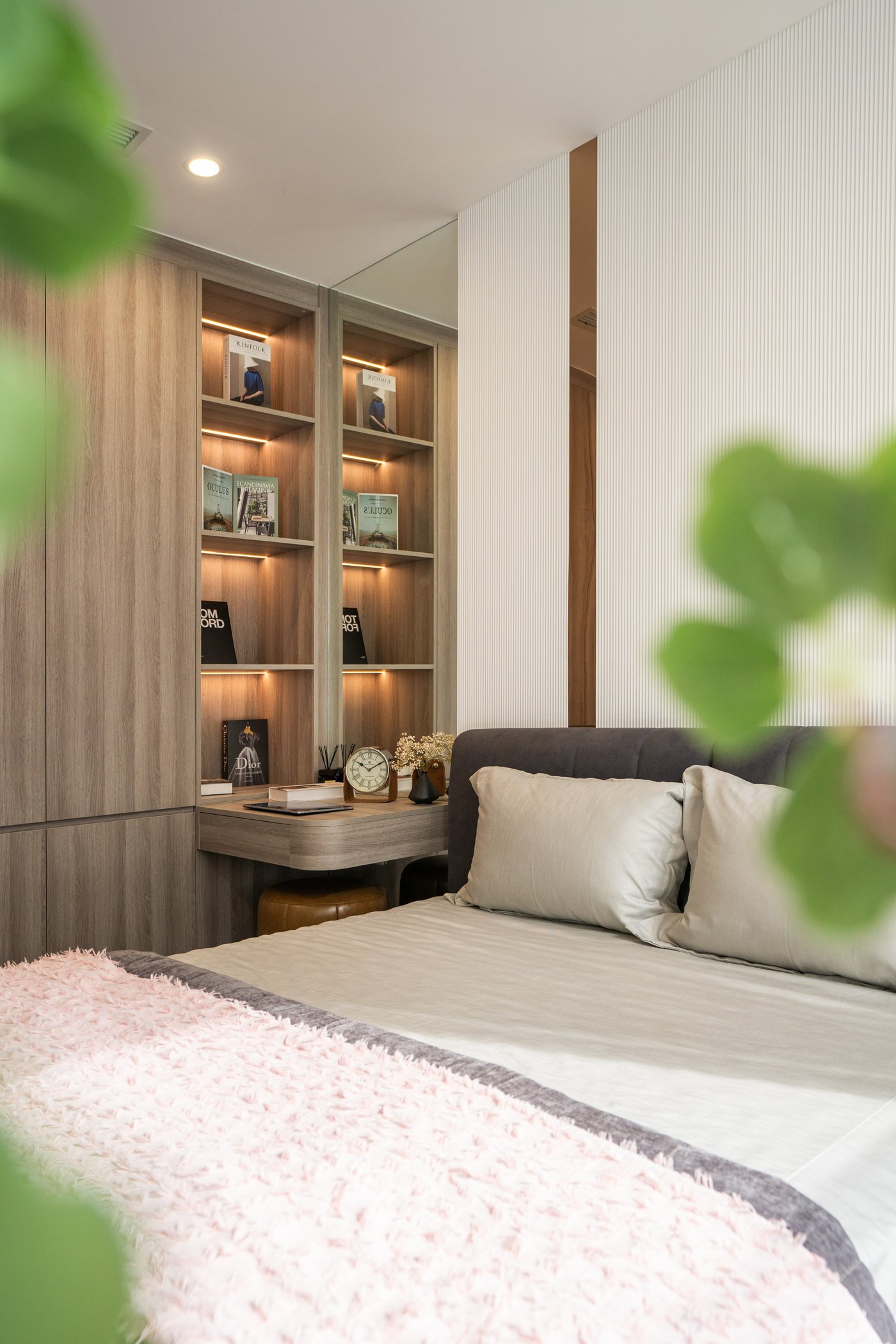 Được làm từ vật liệu hiện đại, tủ tường tại phòng ngủ không chỉ tiện lợi mà còn hòa hợp với thiết kế của toàn bộ căn hộ 