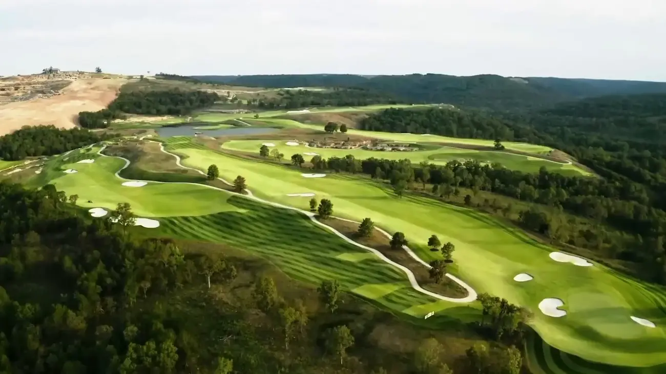 Khác với những sân golf truyền thống vốn chỉ phục vụ thể thao, hai kiệt tác này được định vị như trung tâm kết nối văn hóa – du lịch – nghỉ dưỡng cao cấp, tạo nên sức hút bền vững cho Cần Giờ, đồng thời khẳng định vị thế quốc tế của Vinhomes Green Paradise.Khác với những sân golf truyền thống vốn chỉ phục vụ thể thao, hai kiệt tác này được định vị như trung tâm kết nối văn hóa – du lịch – nghỉ dưỡng cao cấp, tạo nên sức hút bền vững cho Cần Giờ, đồng thời khẳng định vị thế quốc tế của Vinhomes Green Paradise.