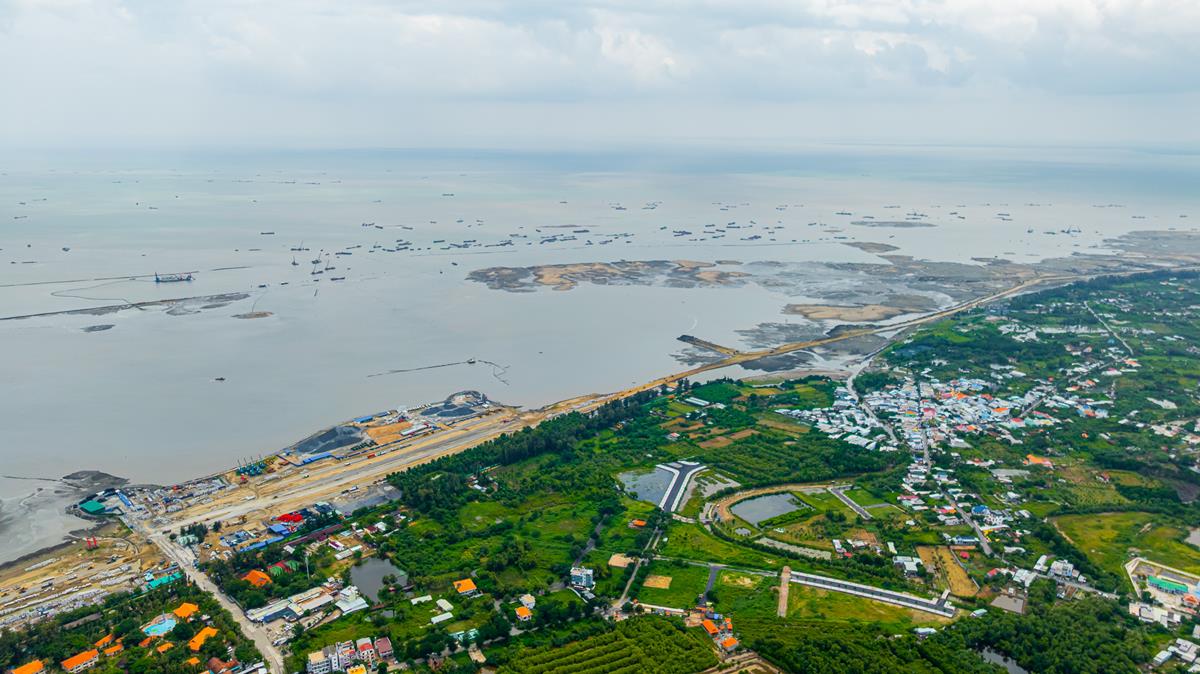 Chỉ sau 5 tháng khởi công, phân khu A của dự án Vinhomes Cần Giờ đã ghi nhận tiến độ vượt bậc: bơm cát, san nền quy mô lớn, hình thành các trục đường nội bộ đầu tiên và cảnh quan ven biển. 