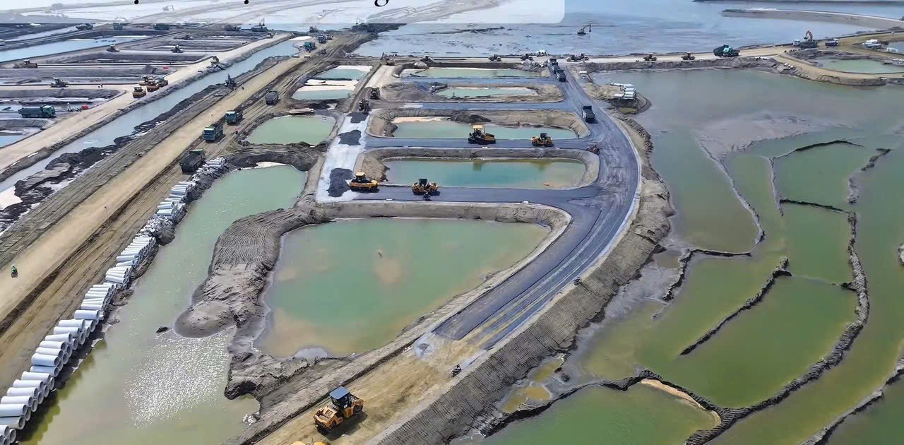 Hình ảnh thực tế công trường tại dự án đang hoạt động với cường độ cao, với hàng trăm máy móc và công nhân làm việc