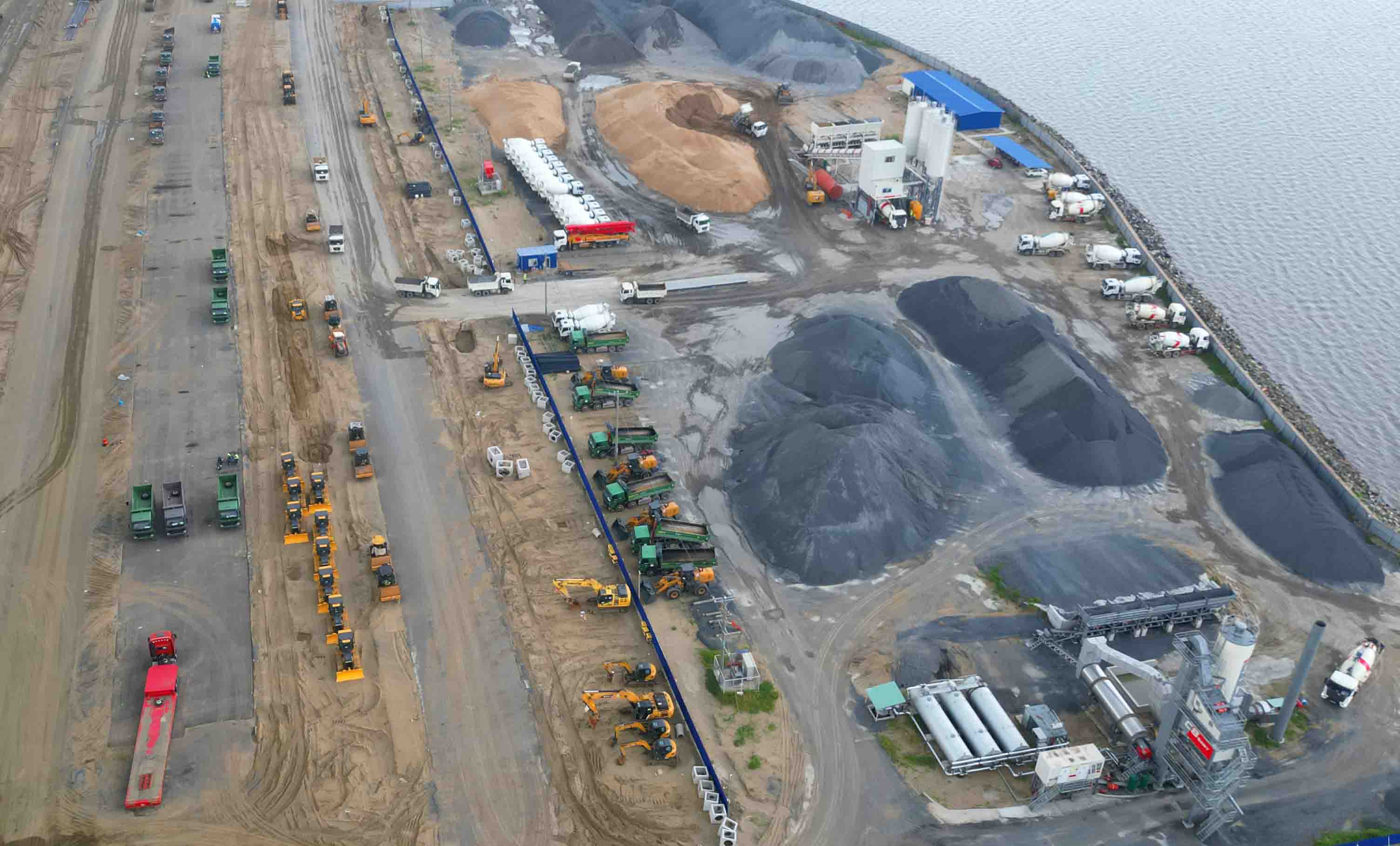 Sau nửa năm, Cần Giờ đã thực sự chuyển mình, không còn là vùng biển lặng sóng mà là đại công trường hướng biển.