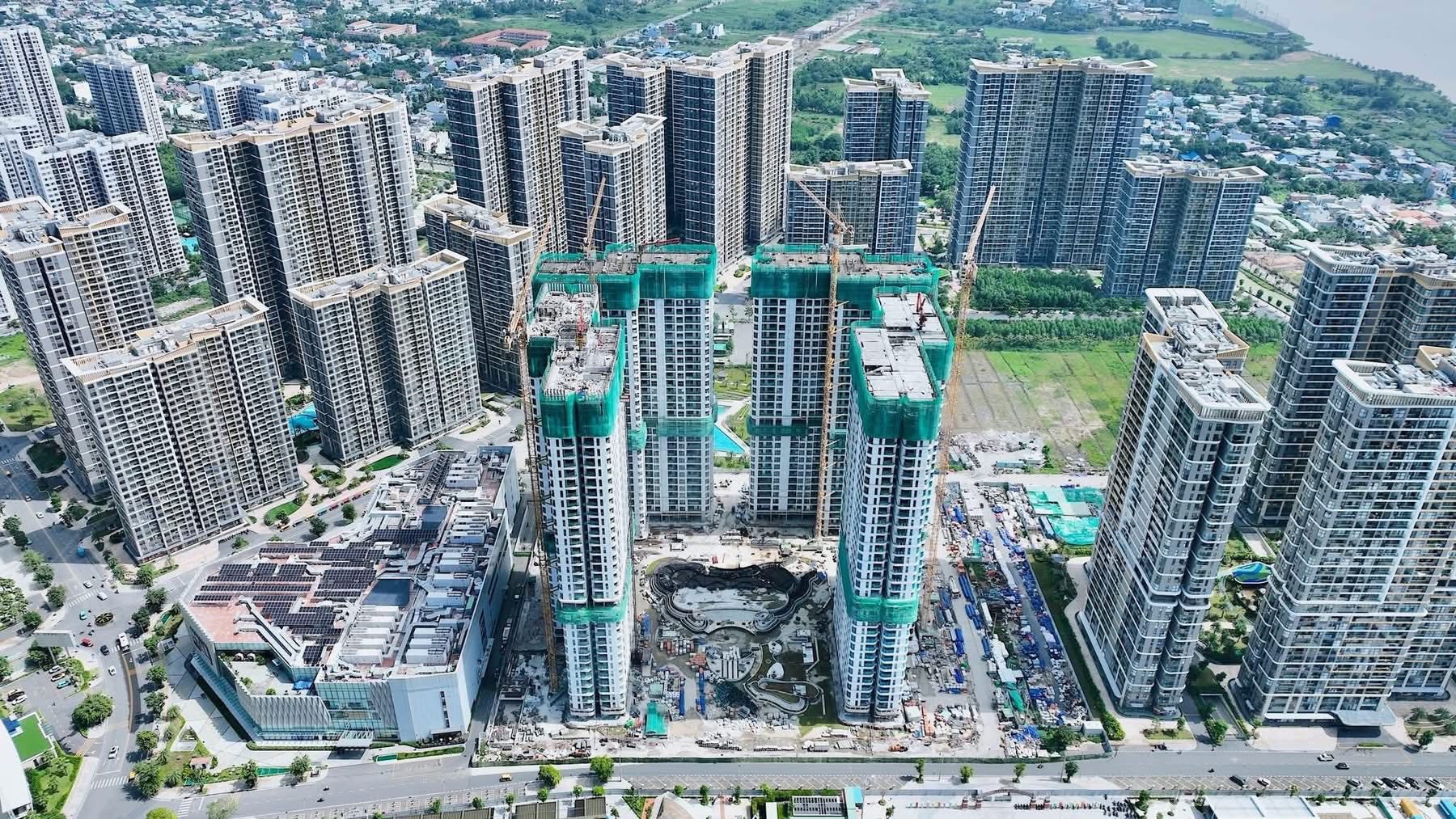 Tính đến ngày 25/10/2025, dự án The Opus One đang được đẩy mạnh tiến độ xây dựng các tiện ích nội khu. 