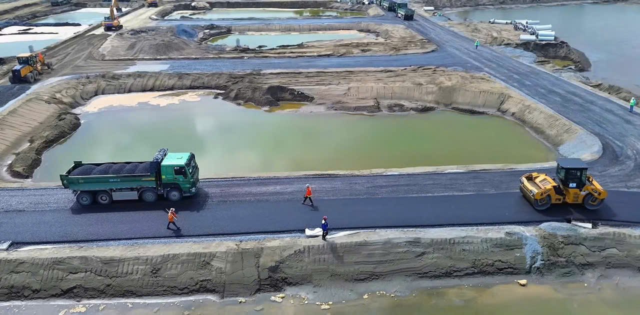 Ô tô đã lăn bánh trên những tuyến đường trải nhựa đầu tiên