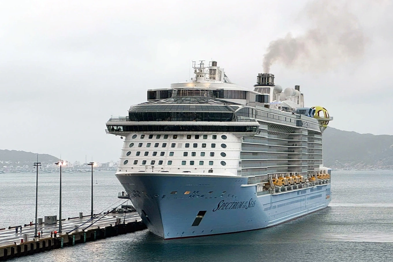 Cảng Cam Ranh từng đón du thuyền Spectrum of The Seas, chở gần 5.000 du khách quốc tế đến tham quan vào năm 2024 (Ảnh: Văn Phát).